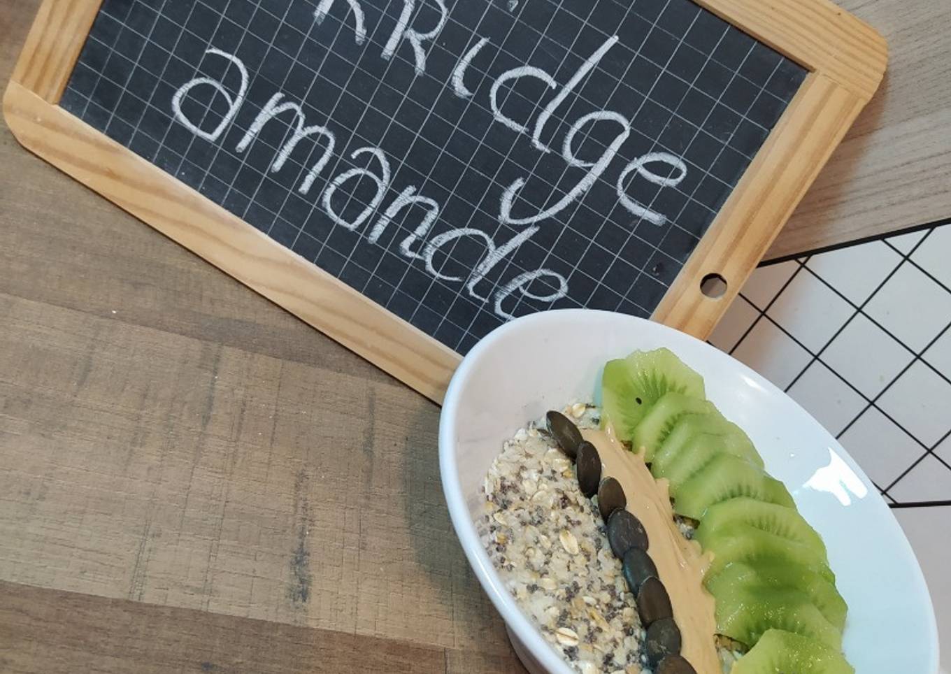 Porridge à la poudre d'amande / kiwi