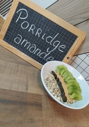 Une photo de Porridge à la poudre d'amande / kiwi