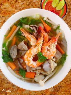 A picture of Hu Tieu Thap Cam (Vietnamese Mixed Noodle Soup).