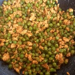 A picture of Chicken qeema with mattar.