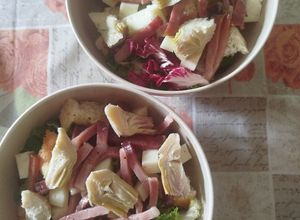 Foto di Insalata mista con carciofi grigliati sott'olio, speck, asiago e focaccia