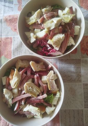 Foto di Insalata mista con carciofi grigliati sott'olio, speck, asiago e focaccia