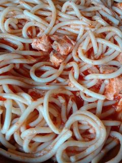 Una foto de Espaguetis con salmón y salsa de piquillo