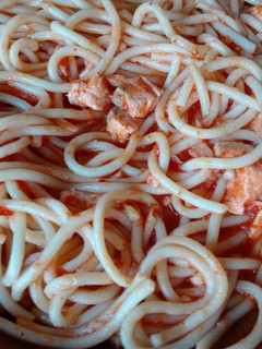 Una foto de Espaguetis con salmón y salsa de piquillo