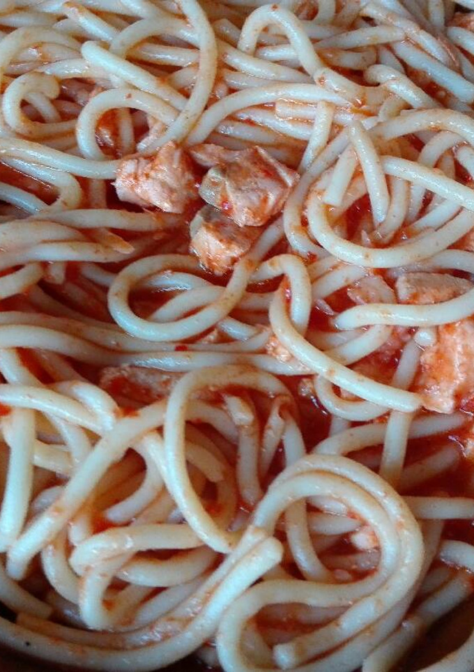 Una foto de Espaguetis con salmón y salsa de piquillo