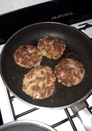 Una foto de Hamburguesas de carne caseras muy sabrosas