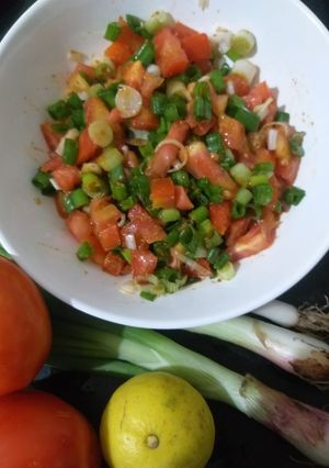 લીલી ડુંગળી અને ટામેટાંનું સલાડ(Spring onion and tomato salad recipe in gujarati) રેસીપી મુખ્ય ફોટો