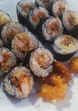 Una foto de Sushi variado 🥑🍤🍱🍙🍣