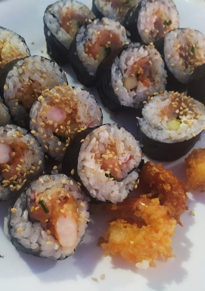 Una foto de Sushi variado 🥑🍤🍱🍙🍣