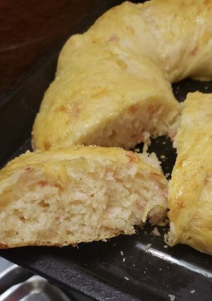 Una foto de Rosca de jamón y queso