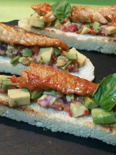 Una foto de Tostadas con guacamole y caballas en escabeche