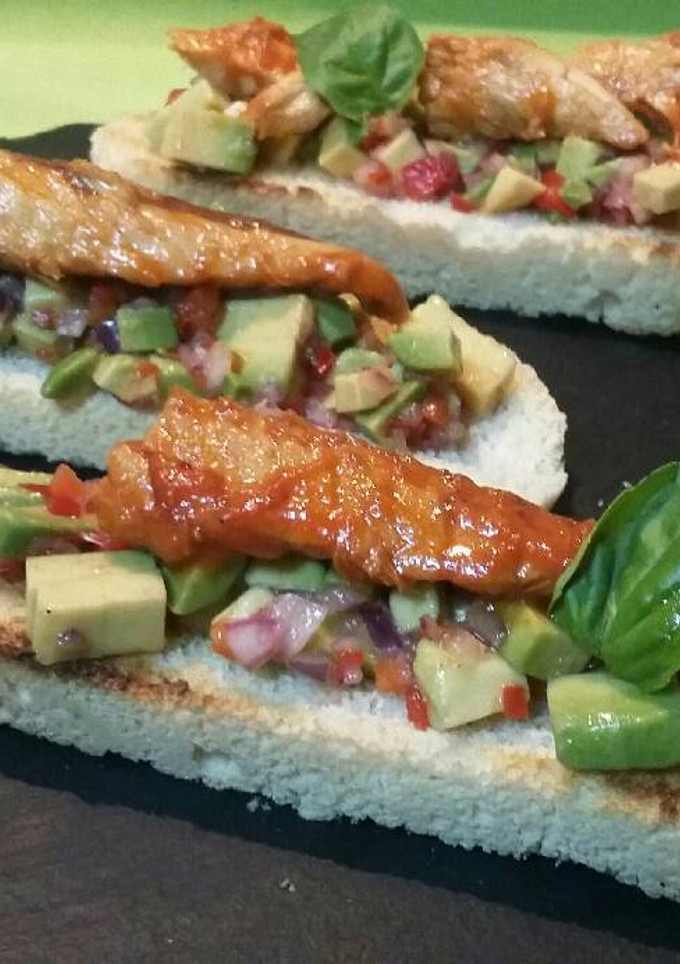 Una foto de Tostadas con guacamole y caballas en escabeche