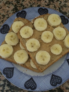 Una foto de Tostadas con crema de cacahuete casera y plátano