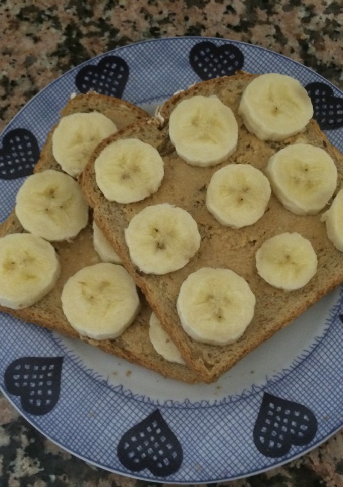 Una foto de Tostadas con crema de cacahuete casera y plátano
