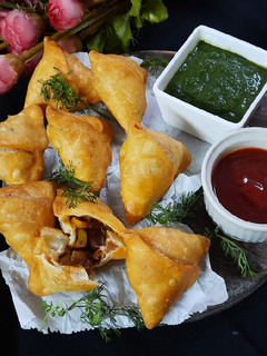 पिज़्ज़ा समोसा (Pizza samosa recipe in Hindi) रेसिपी मुख्य फोटो