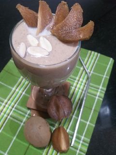 चिकू मिल्कशेक (Chikoo milk shake recipe in marathi) रेसिपी चे मुख्य फोटो 