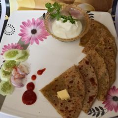 A picture of आलू पराठा (Aloo paratha).