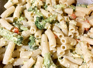 Una foto de Fideos con brócoli 🥦 y queso crema