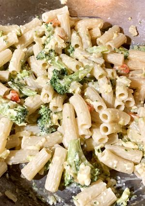 Una foto de Fideos con brócoli 🥦 y queso crema