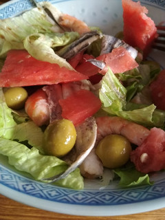 Una foto de Ensalada de langostinos y 🍉 sandía