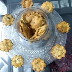 A picture of Flower shaped methi Mathris.