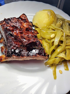 Una foto de Costillas asadas con salsa Teriyaki y cerveza