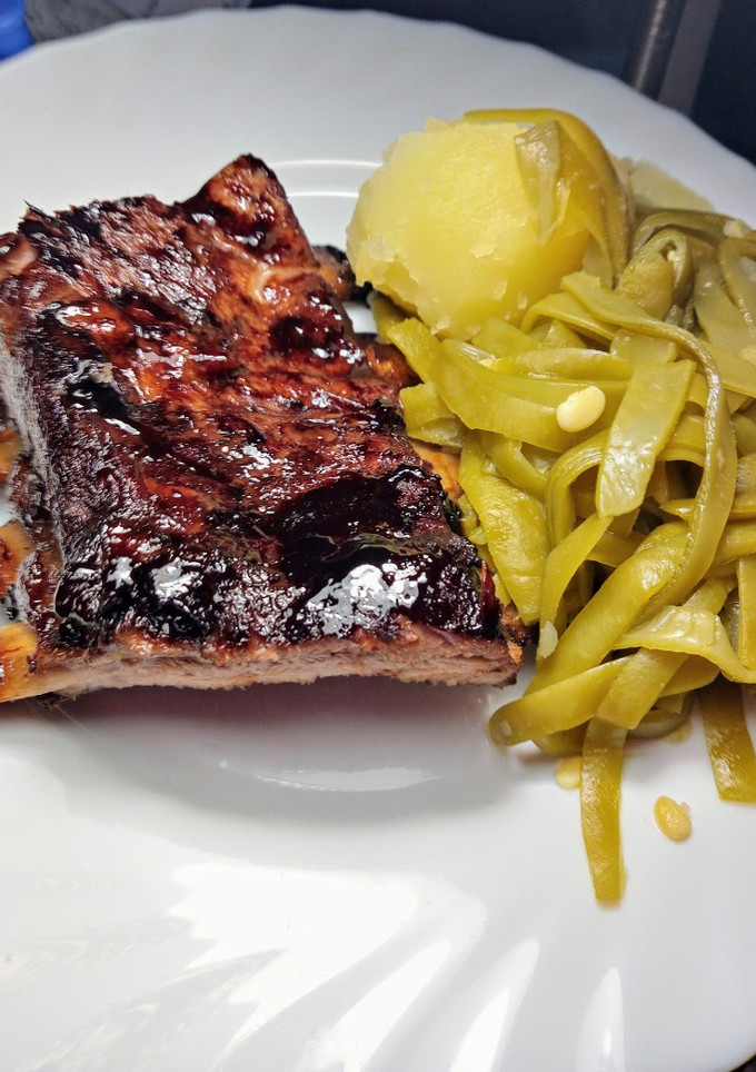 Una foto de Costillas asadas con salsa Teriyaki y cerveza
