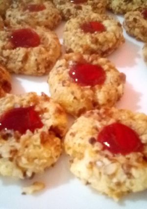 Una foto de Galletitas de nuez y jalea de frutilla