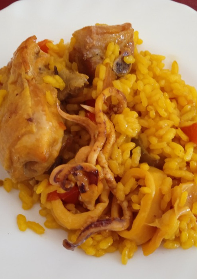 Una foto de Paella de pollo y calamares