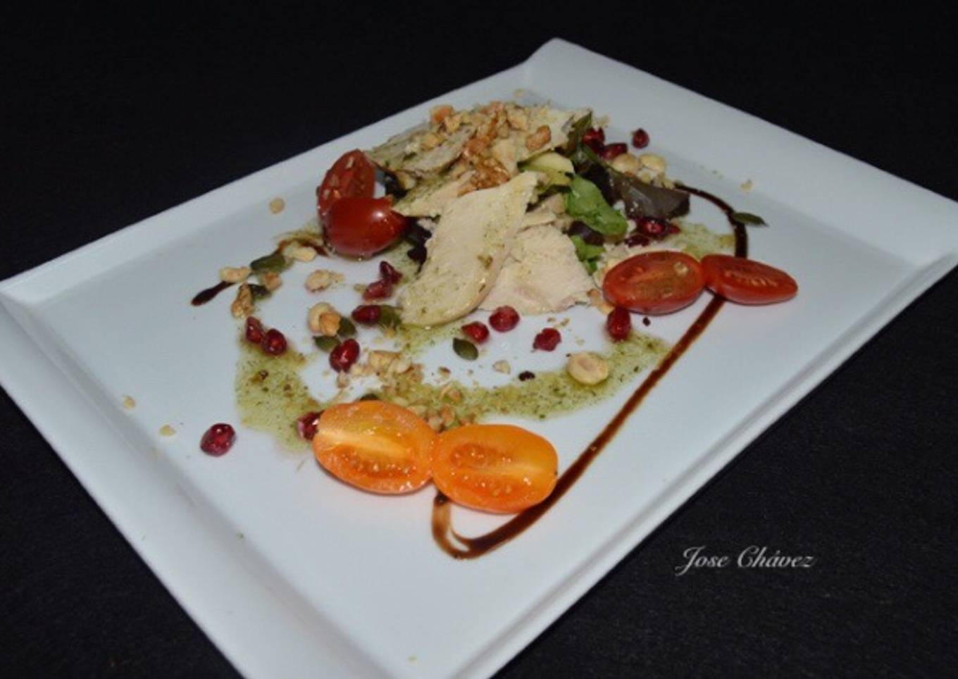 Ensalada de pollo a baja temperatura sobre lecho de lechugas y vinagreta de sal de hierbas