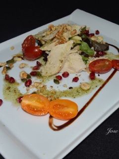 Una foto de Ensalada de pollo a baja temperatura sobre lecho de lechugas y vinagreta de sal de hierbas