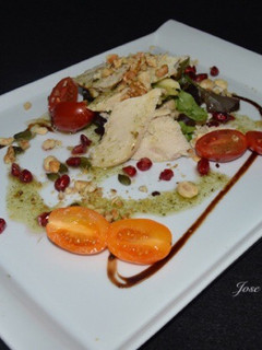 Una foto de Ensalada de pollo a baja temperatura sobre lecho de lechugas y vinagreta de sal de hierbas
