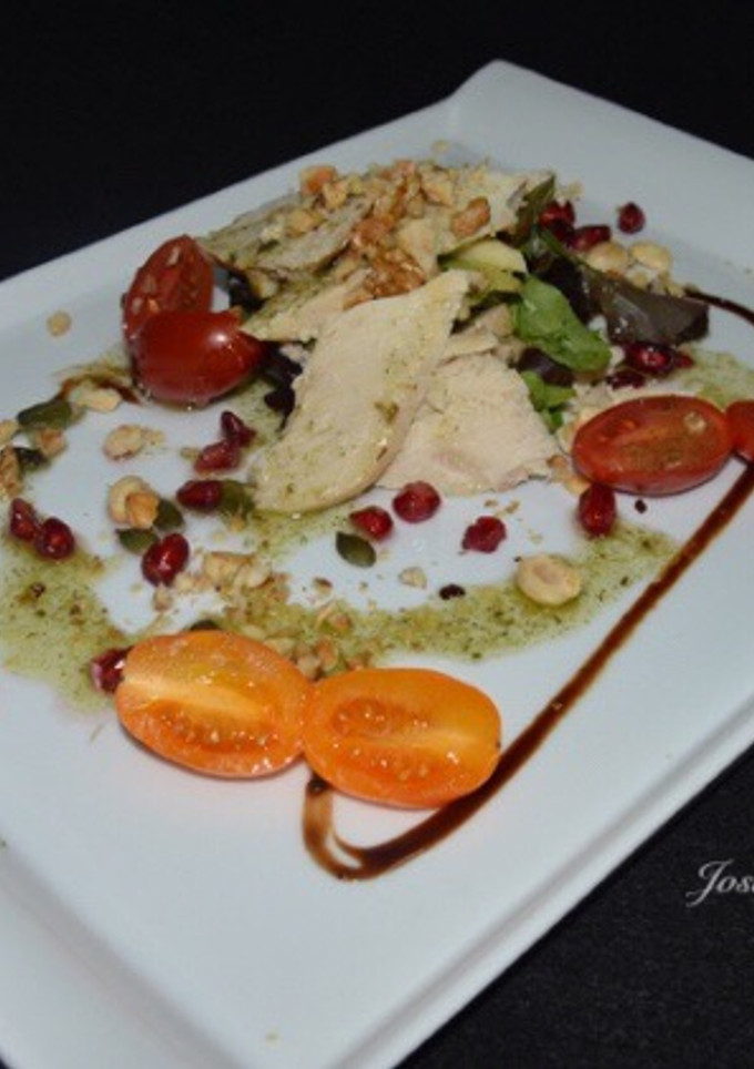 Una foto de Ensalada de pollo a baja temperatura sobre lecho de lechugas y vinagreta de sal de hierbas