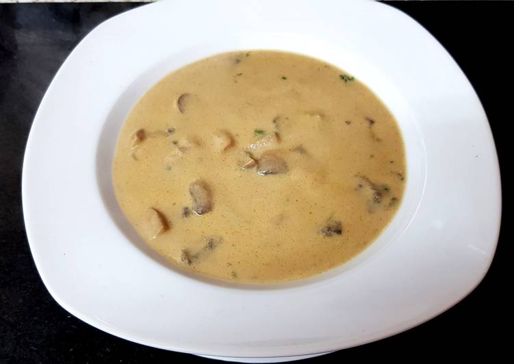 Recipe of Super Quick Homemade Mushroom Stlilton &amp; Wine Soup. 😘