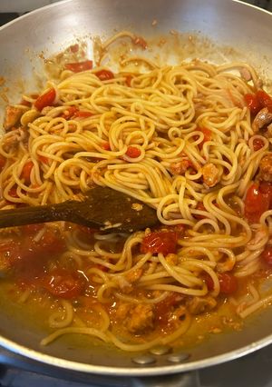 Foto di Spaghetti in padella 76 tonno e pomodorini busara style