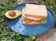 Una foto de jamón y palta sándwich