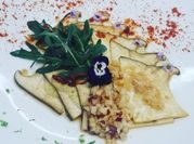 Una foto de carpaccio de boletus