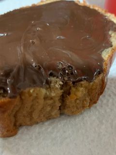 Una foto de Banana bread con crema de chocolate fit🍌🍌🍫🍫