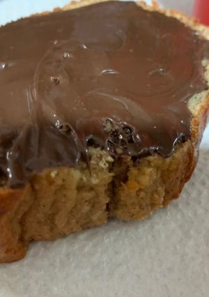 Una foto de Banana bread con crema de chocolate fit🍌🍌🍫🍫