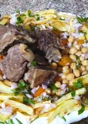 Une photo de K'beb Algérien (frites en sauce et au viande agneau)