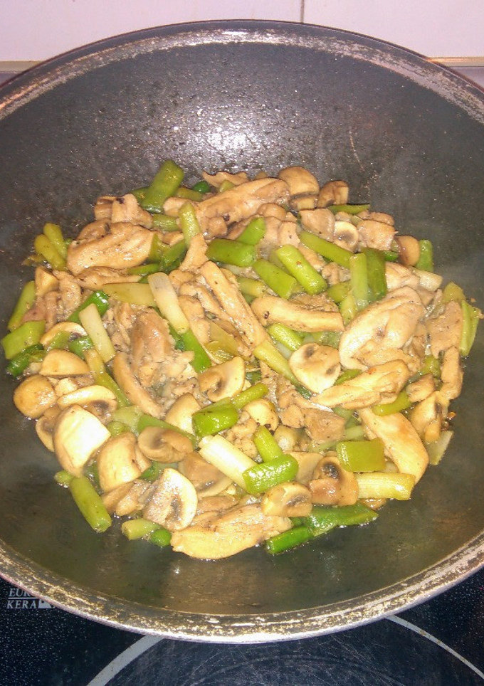 Una foto de Wok de pollo con champiñones y ajetes tiernos