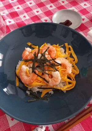 Foto di Chirashi sushi con frittata e gamberi (con le cose che ho trovato in frigo)