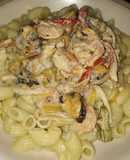 Fideos coditos con salsa de camarones y mejillones pelados