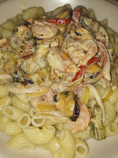 Una foto de Fideos coditos con salsa de camarones y mejillones pelados