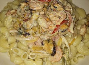 Una foto de Fideos coditos con salsa de camarones y mejillones pelados