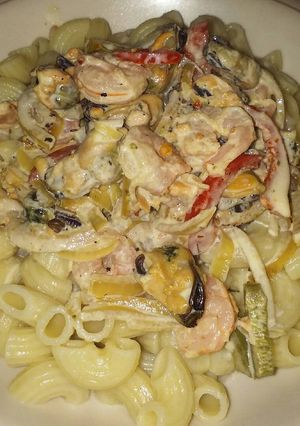 Una foto de Fideos coditos con salsa de camarones y mejillones pelados