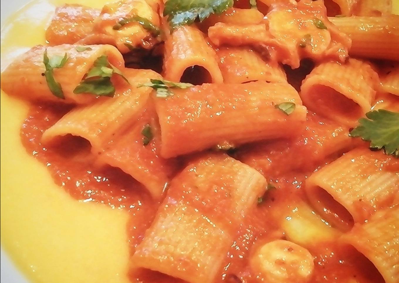 Rigatoni al ragù de Pulpo con base de crema de Calabaza