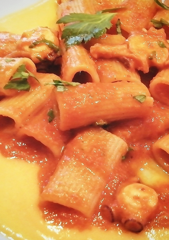 Una foto de Rigatoni al ragù de Pulpo con base de crema de Calabaza