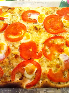 Foto principal de Pizza margarita con huevos de codorniz