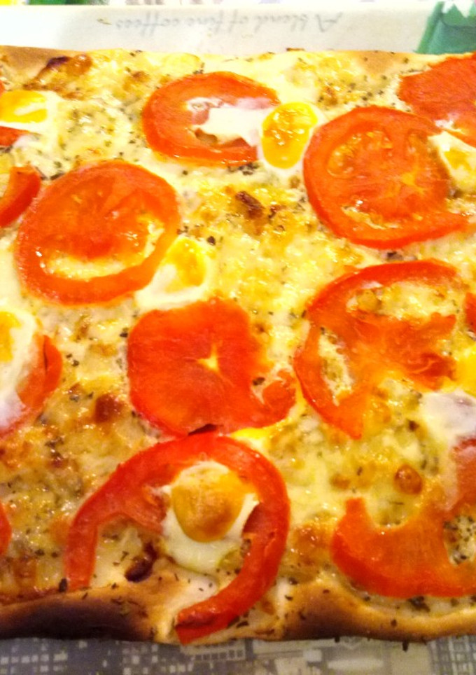 Una foto de Pizza margarita con huevos de codorniz